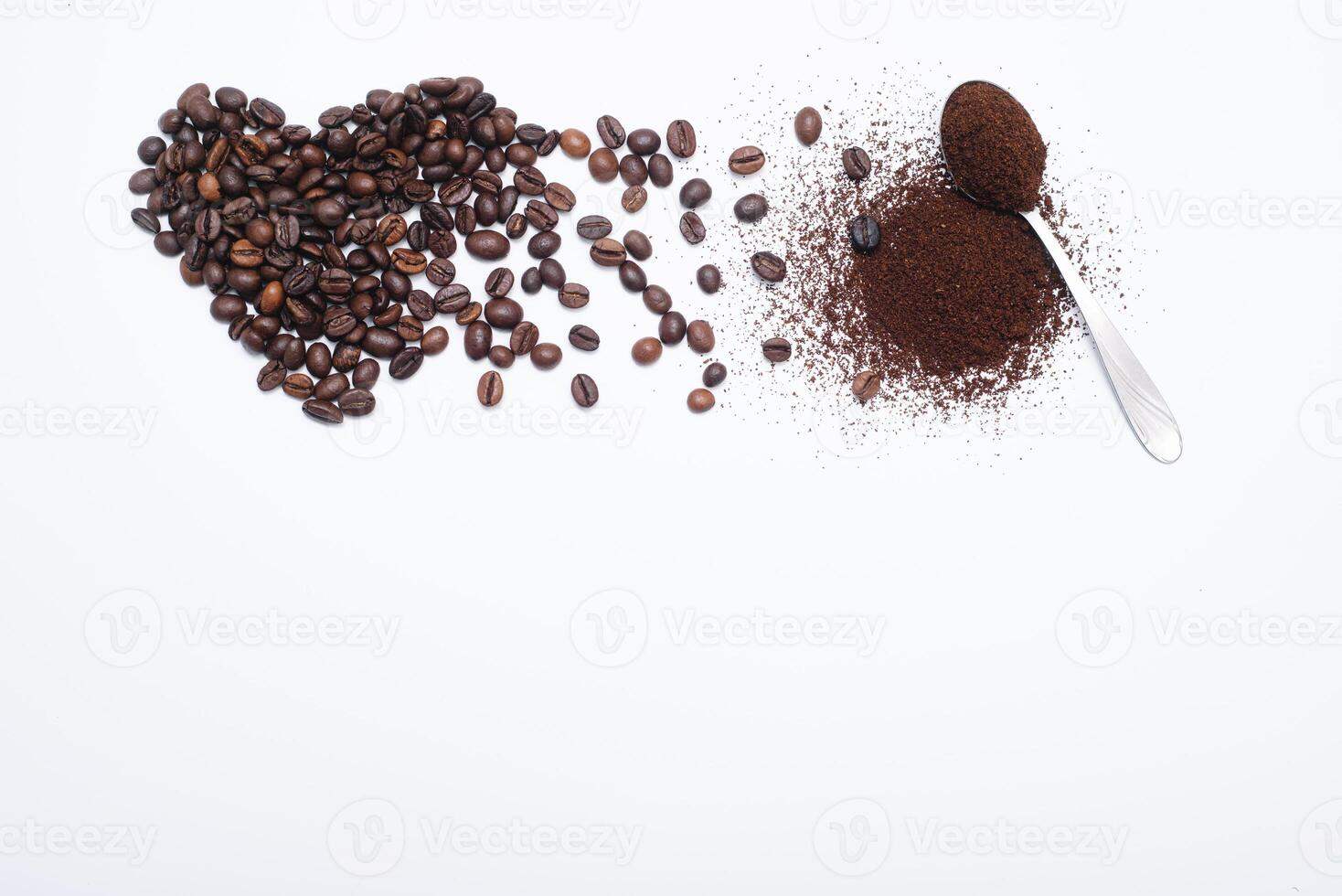 Herz gemacht von Kaffee Bohnen und Löffel Boden Kaffee isoliert auf Weiß Hintergrund foto