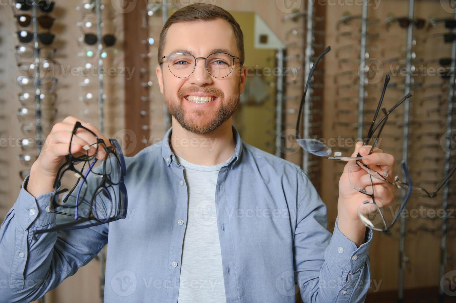 zufrieden Kunde. Über das Schulter Aussicht von glücklich jung männlich Klient tragen Neu Brille. foto