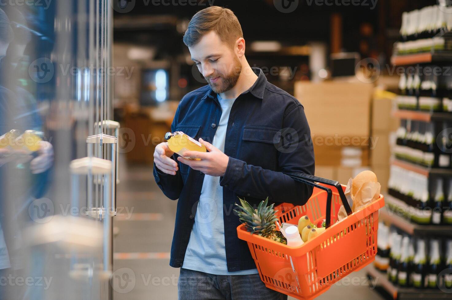 gut aussehend Mann Kauf etwas gesund Essen und trinken im modern Supermarkt oder Lebensmittelgeschäft speichern. Lebensstil und Konsumismus Konzept. foto