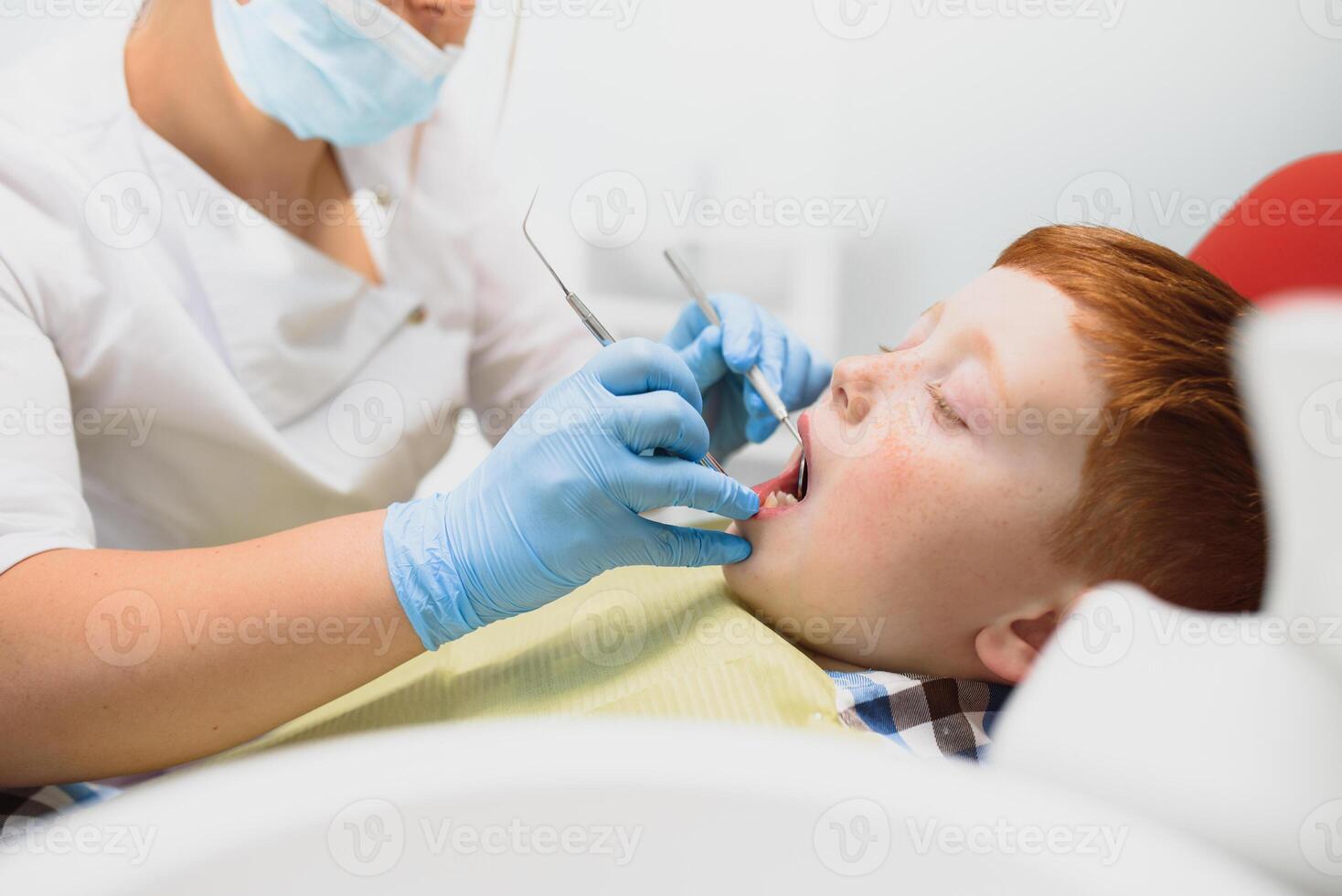weiblich Zahnarzt und Kind im ein Zahnarzt Büro foto