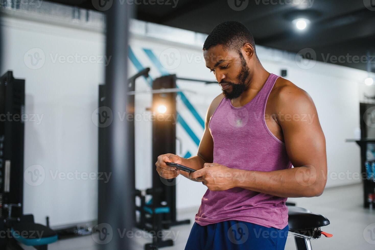 afrikanisch amerikanisch Mann im das Fitnessstudio. foto