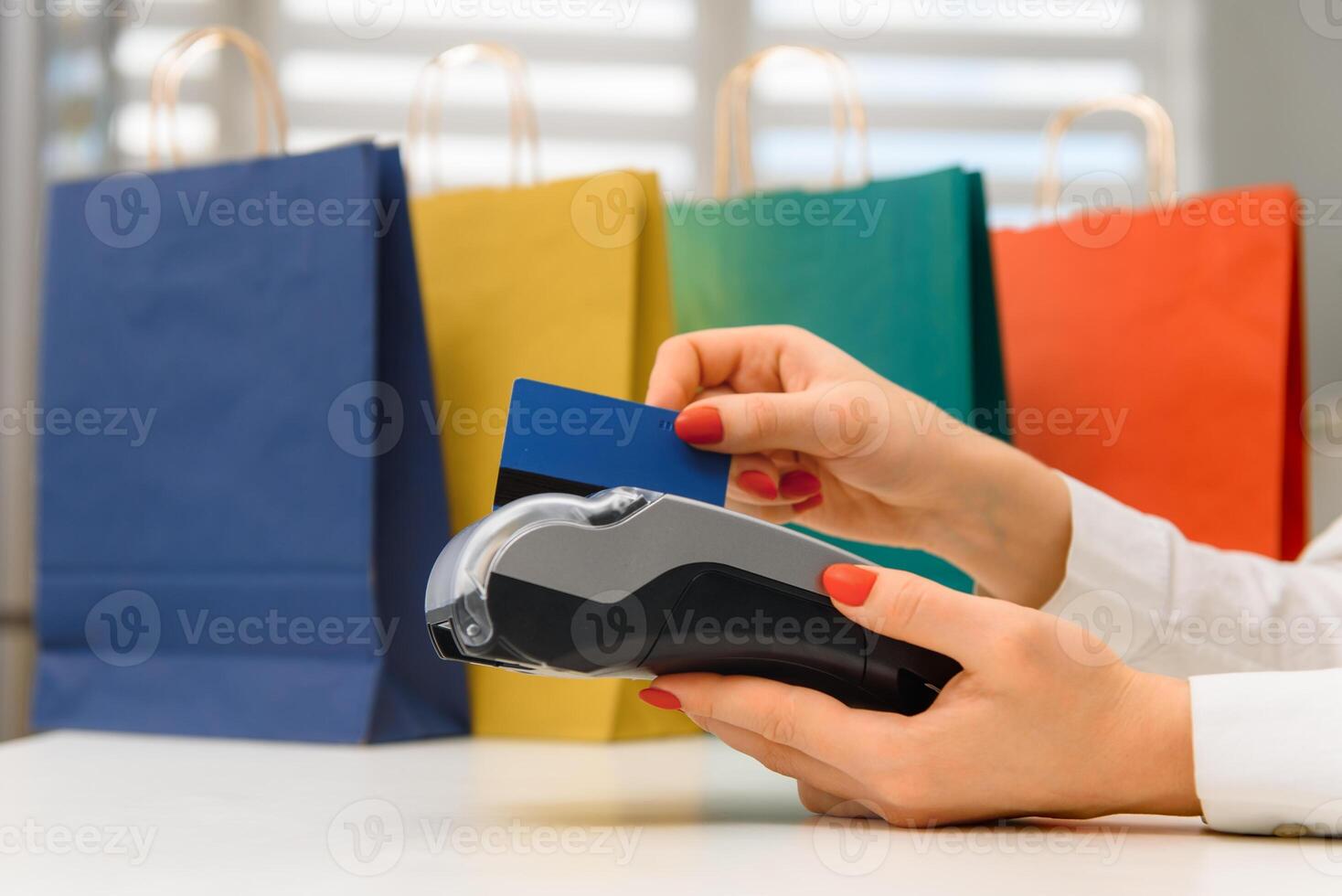 Hand mit Anerkennung Karte wischen durch Terminal zum Verkauf im Supermarkt. Anerkennung Karte Zahlung durch ein Einkaufen Terminal beim Einkaufen foto