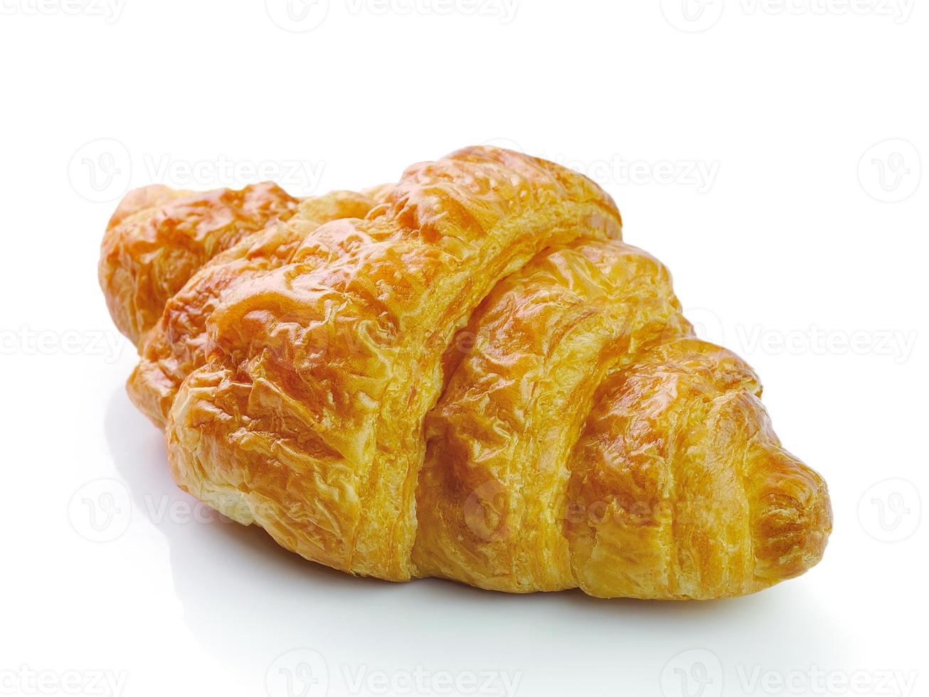 frisches und leckeres Croissant auf weißem Hintergrund foto