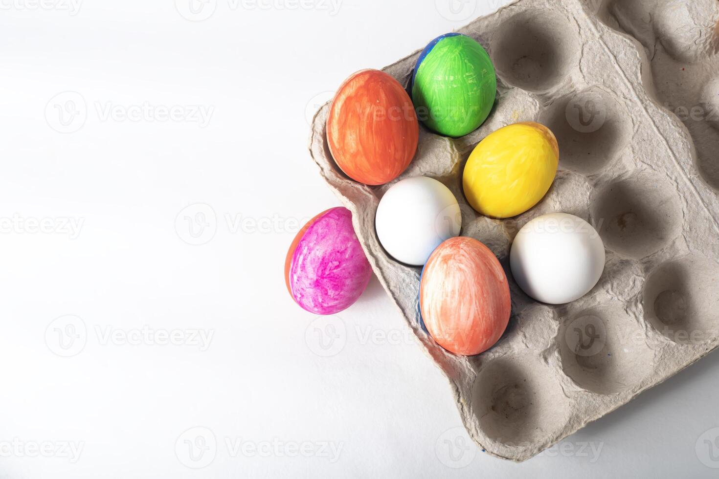 bunt gemalt Ostern Eier auf ein Karton Box auf ein Weiß Hintergrund foto