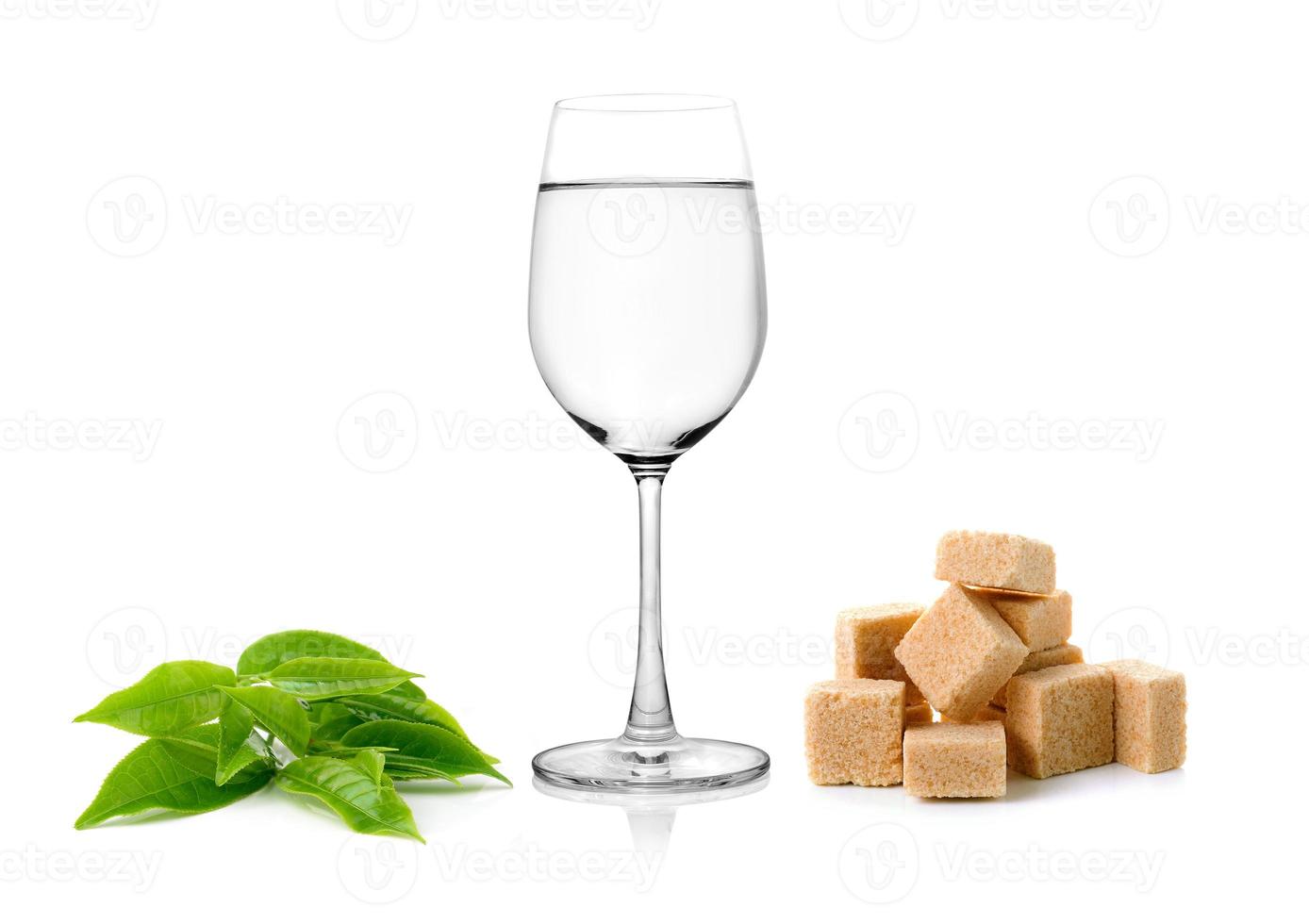 Glas Wasser und Teeblätter isoliert auf weißem Hintergrund foto