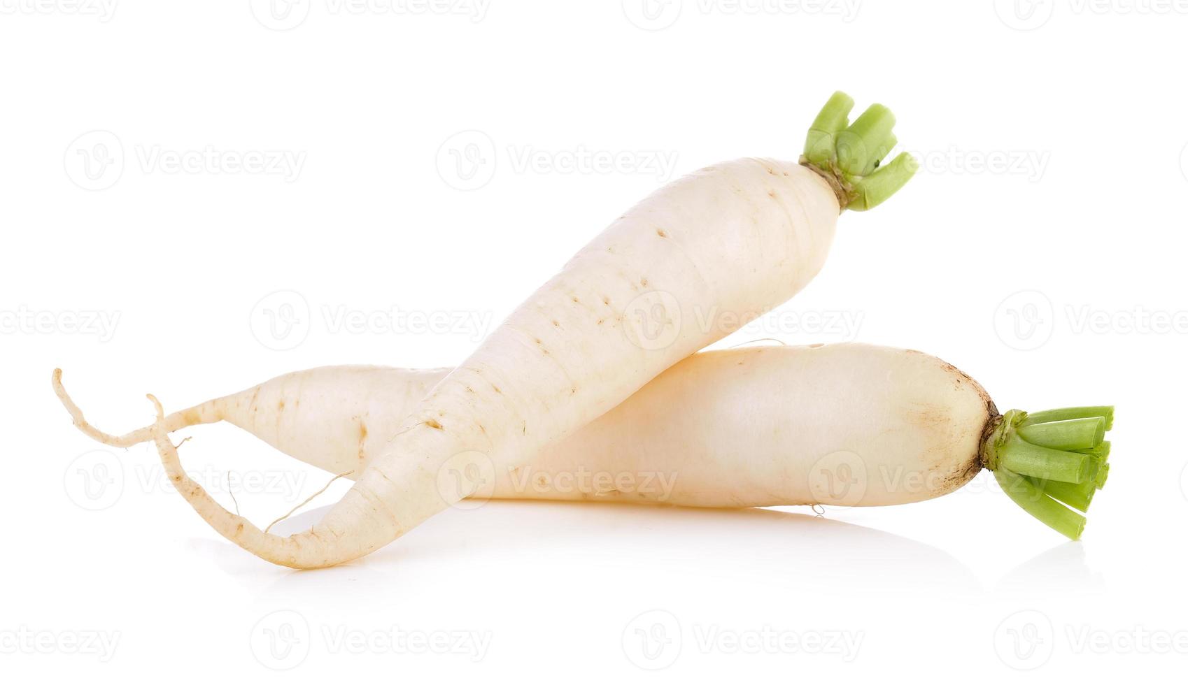 Daikon-Radieschen isoliert auf weißem Hintergrund foto