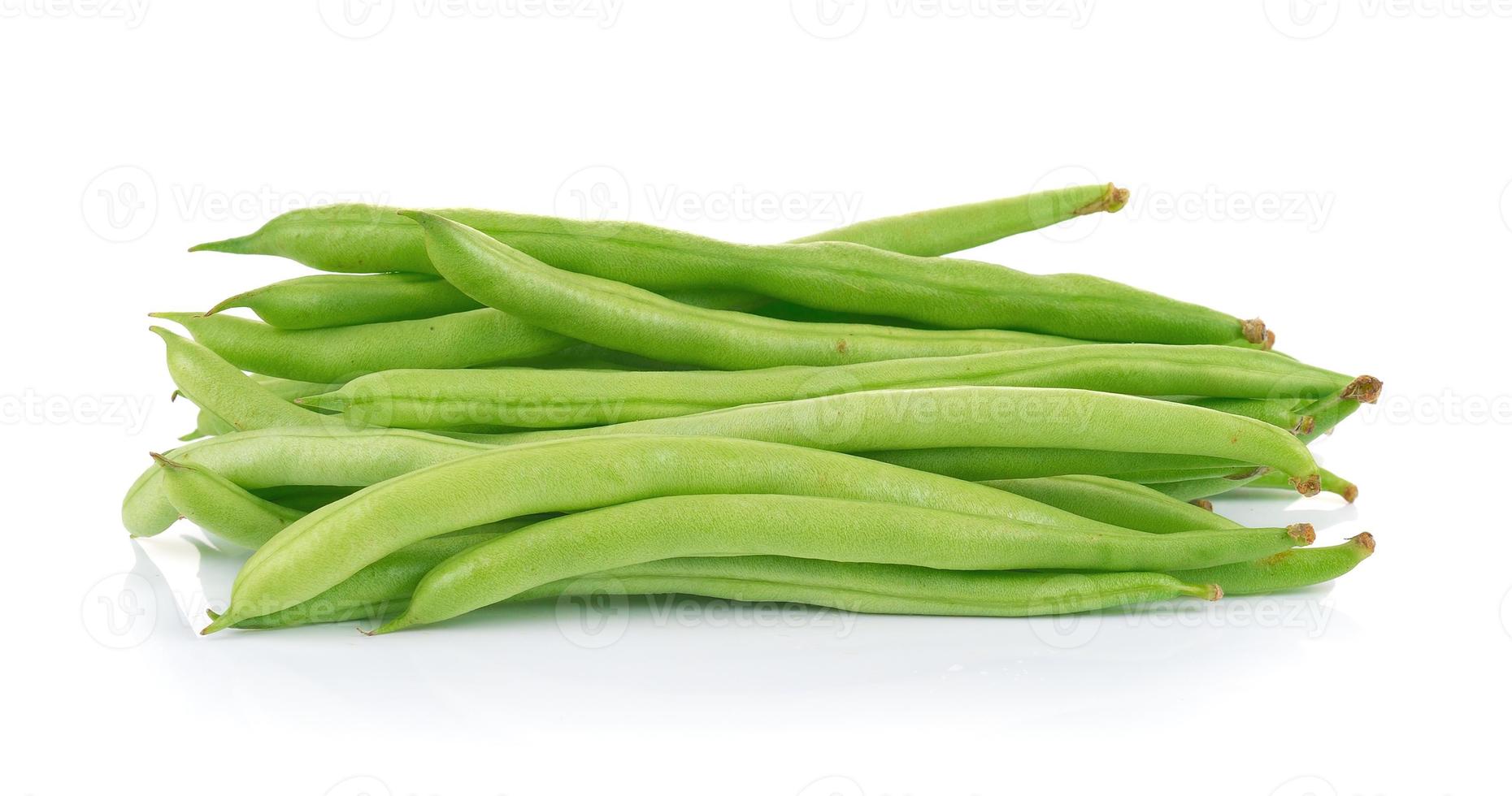 grüne Bohnen lokalisiert auf einem weißen Hintergrund foto