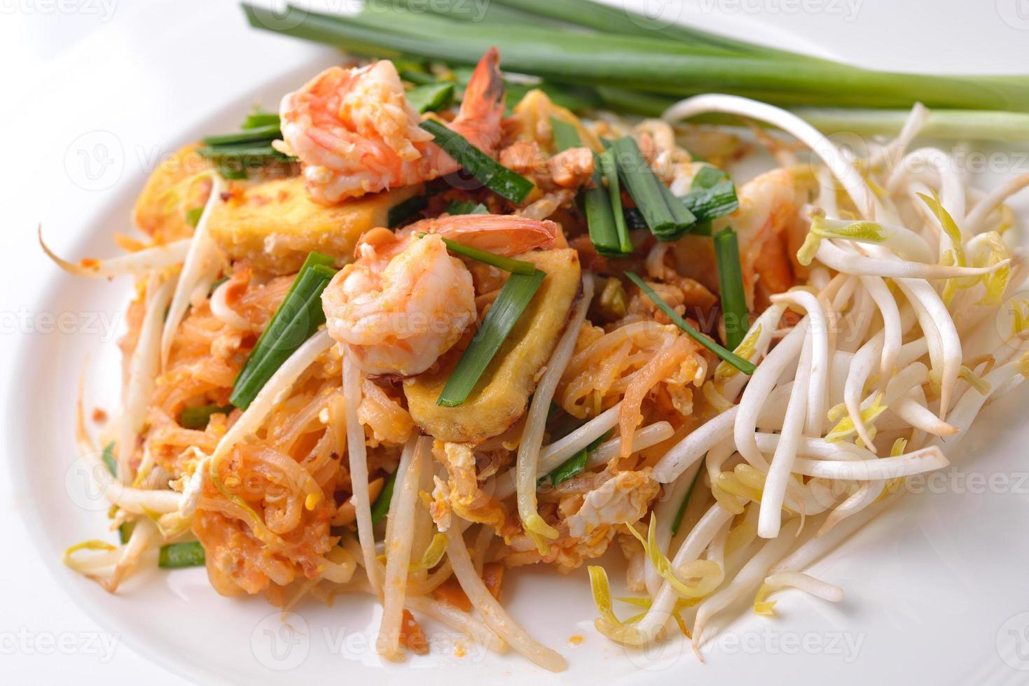 Thai Food Pad Thai, Nudeln mit Garnelen anbraten foto