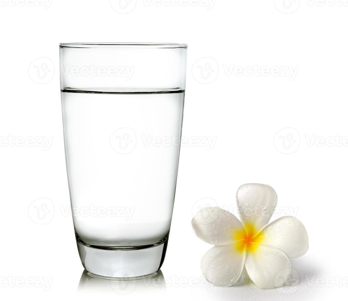 Glas Wasser und tropische Blumen Frangipani foto