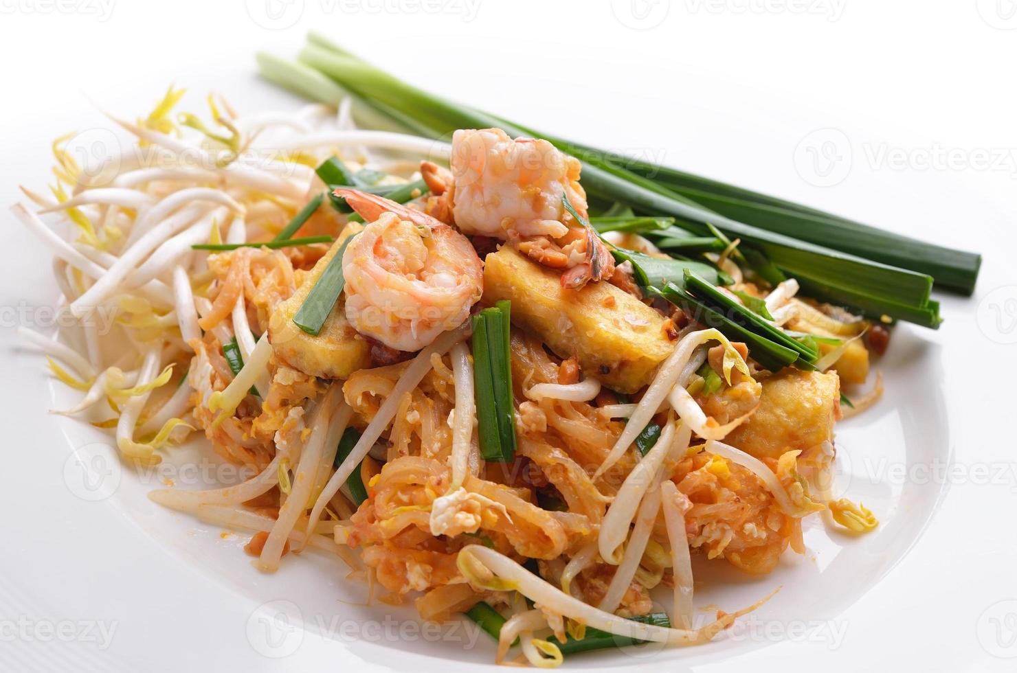 Thai Food Pad Thai, Nudeln mit Garnelen anbraten foto