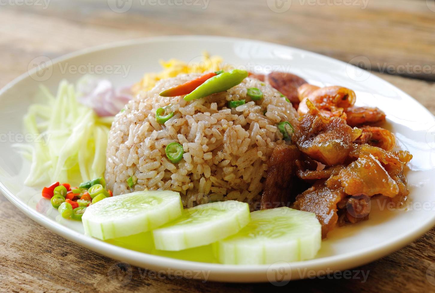 gebratener Reis mit Garnelenpaste, thailändisches Essen foto