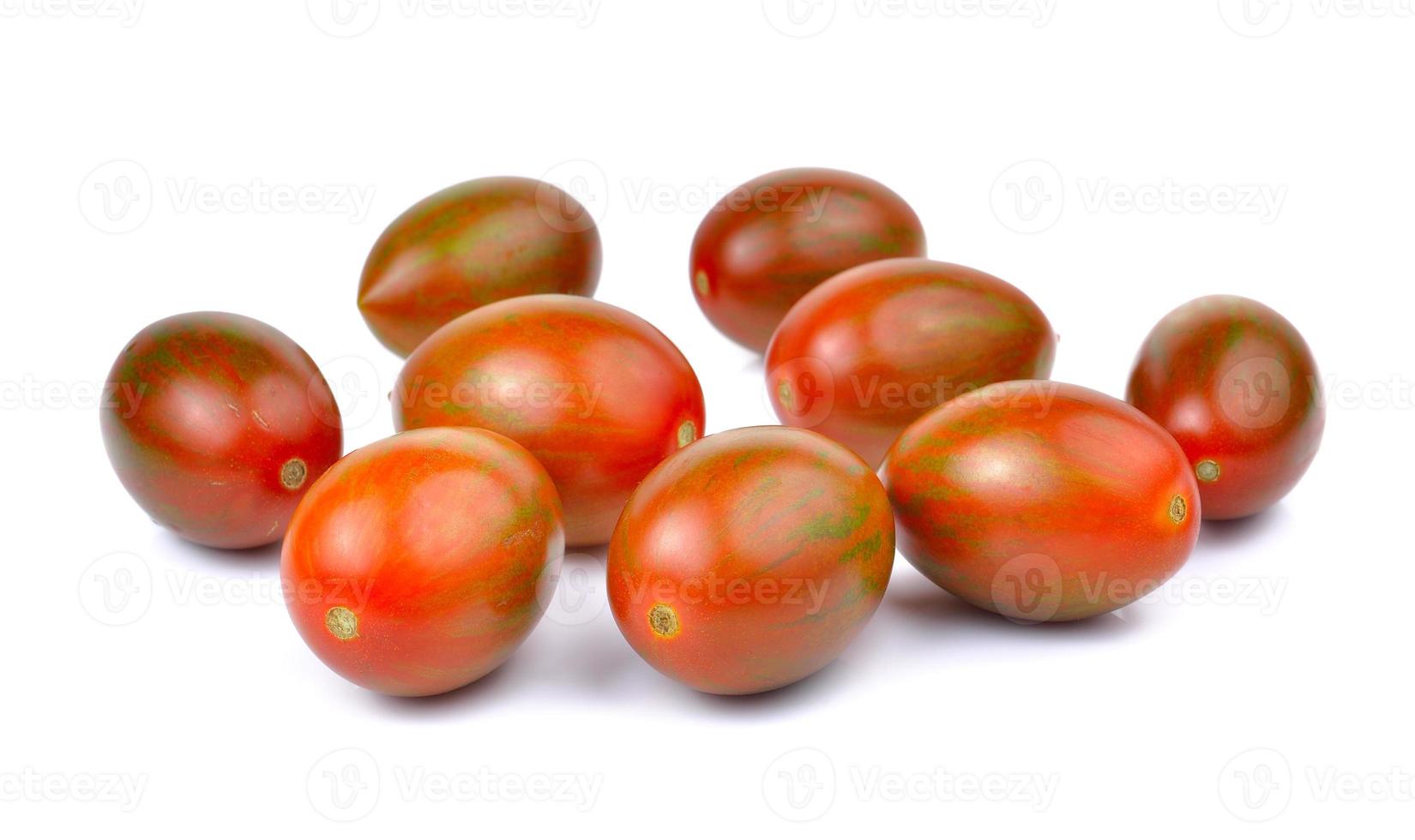 Schokoladentomate oder braune Tomate auf weißem Hintergrund foto
