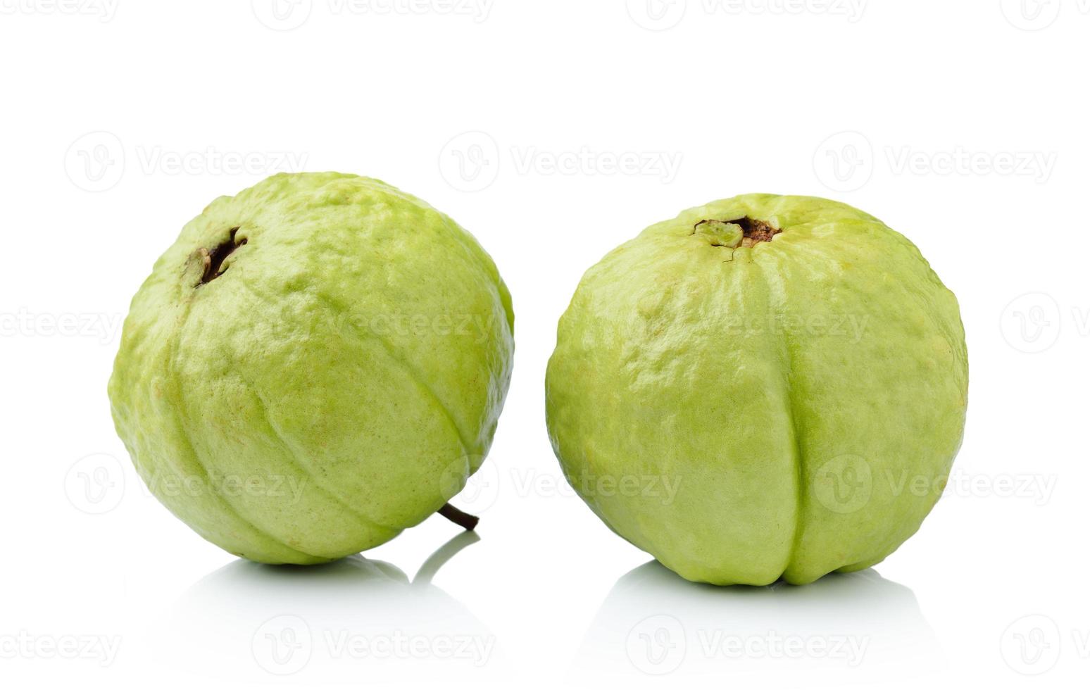 Guavenfrucht isoliert auf weißem Hintergrund foto