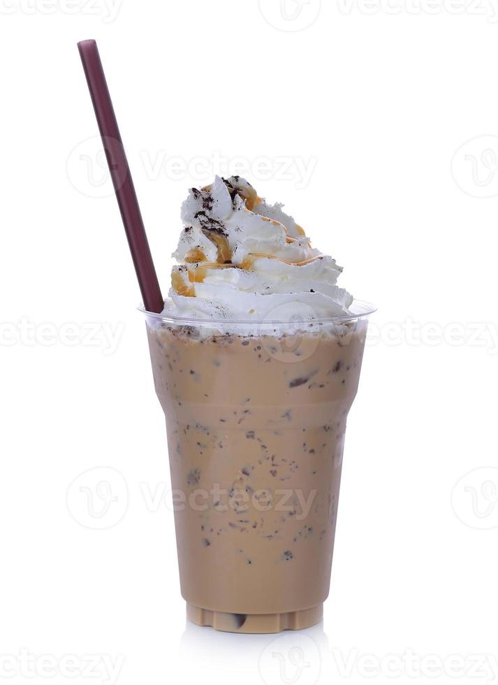 Gläser Kaffee mit Schlagsahne auf weißem Hintergrund foto
