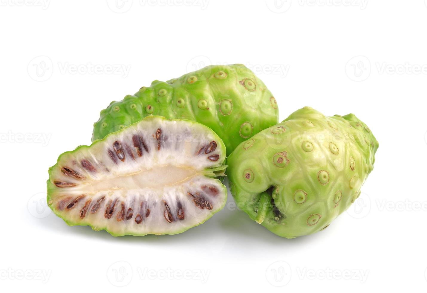 exotische Frucht - Noni auf Weiß foto