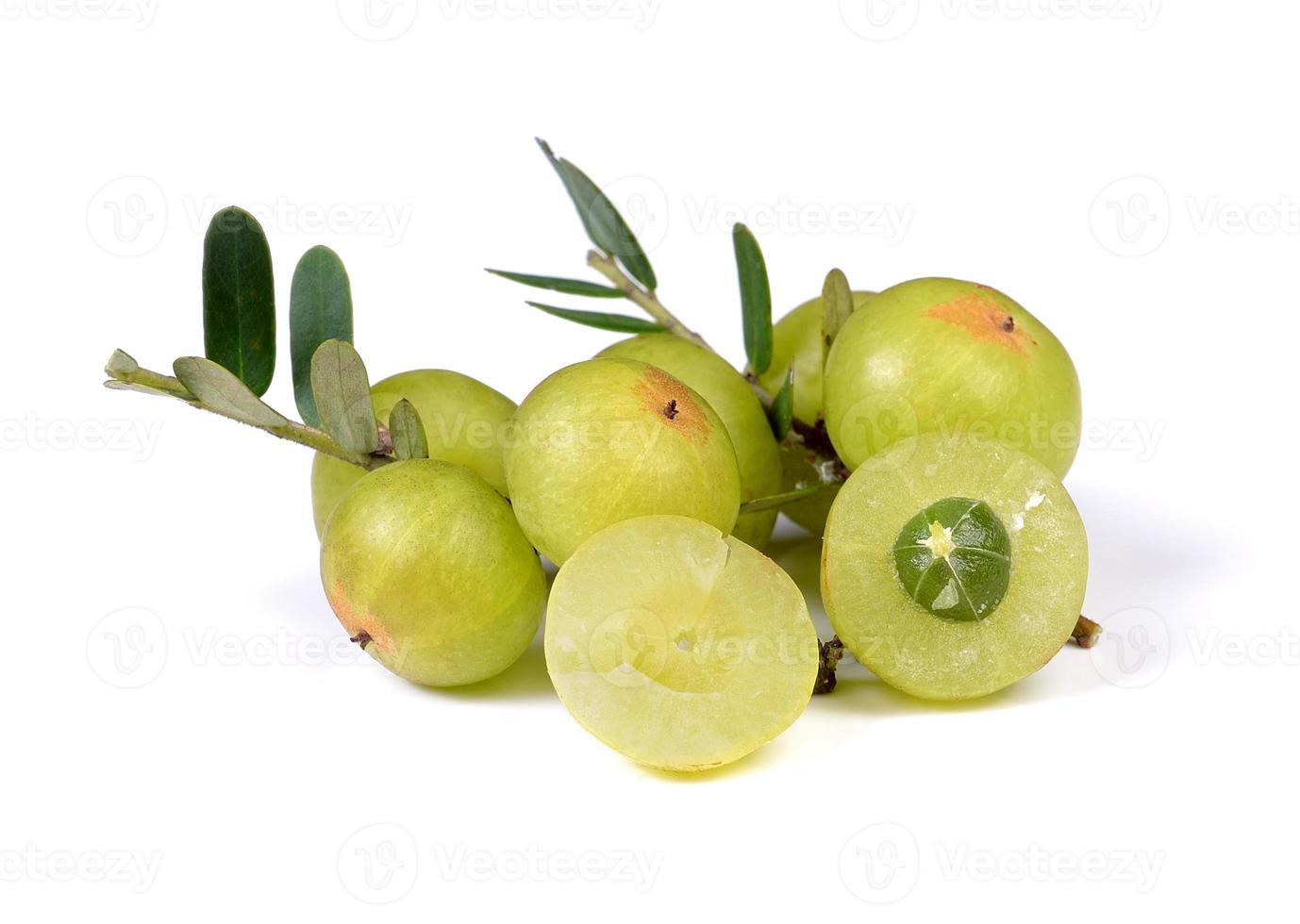 Stachelbeeren auf weißem Hintergrund foto