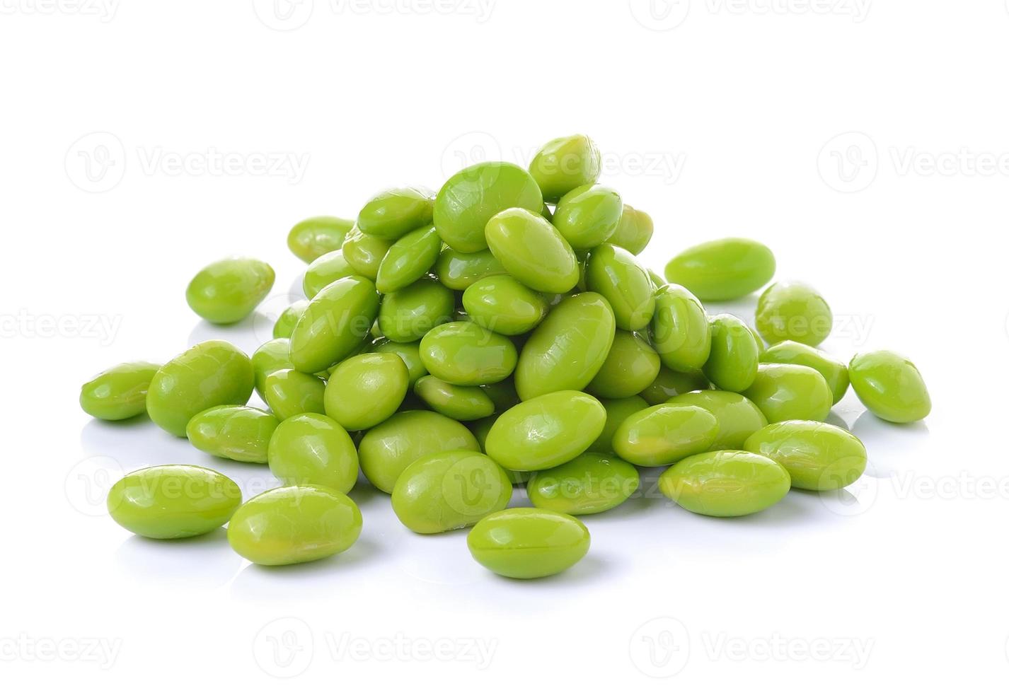 grüne Sojabohnen auf weißem Hintergrund foto