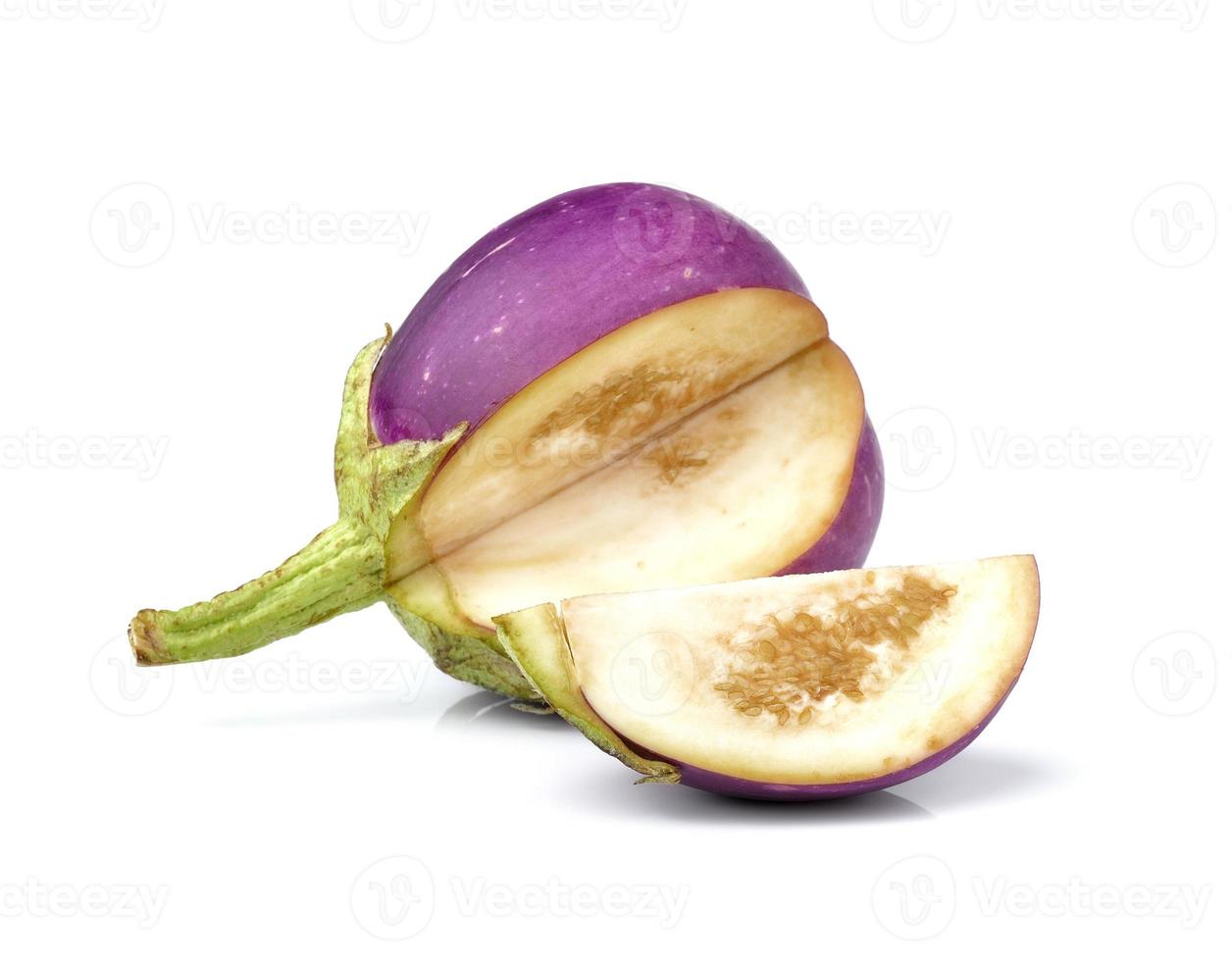 Aubergine isoliert auf weißem Hintergrund foto