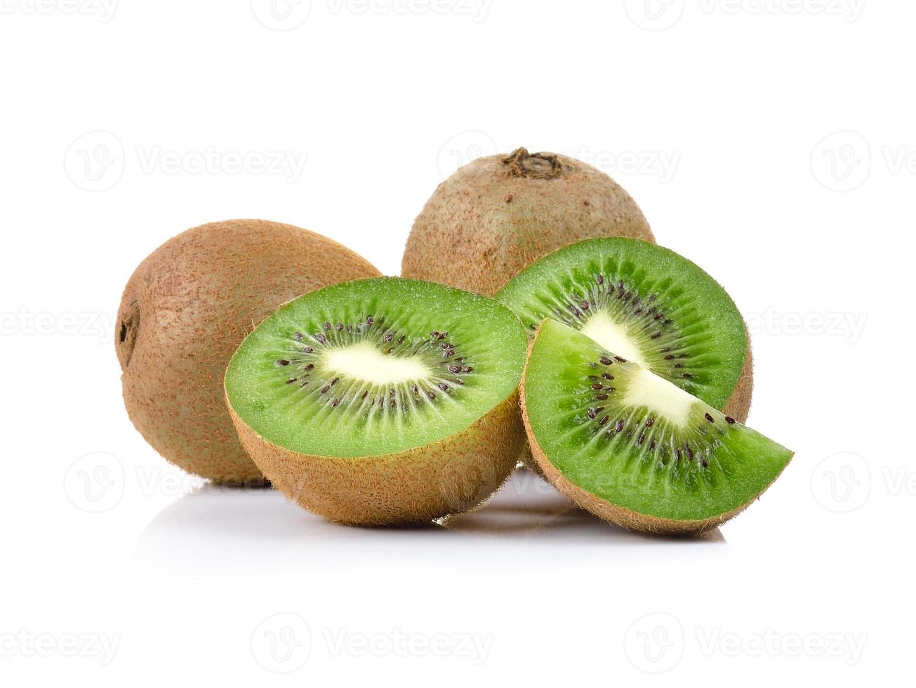 Kiwis auf weißem Hintergrund foto