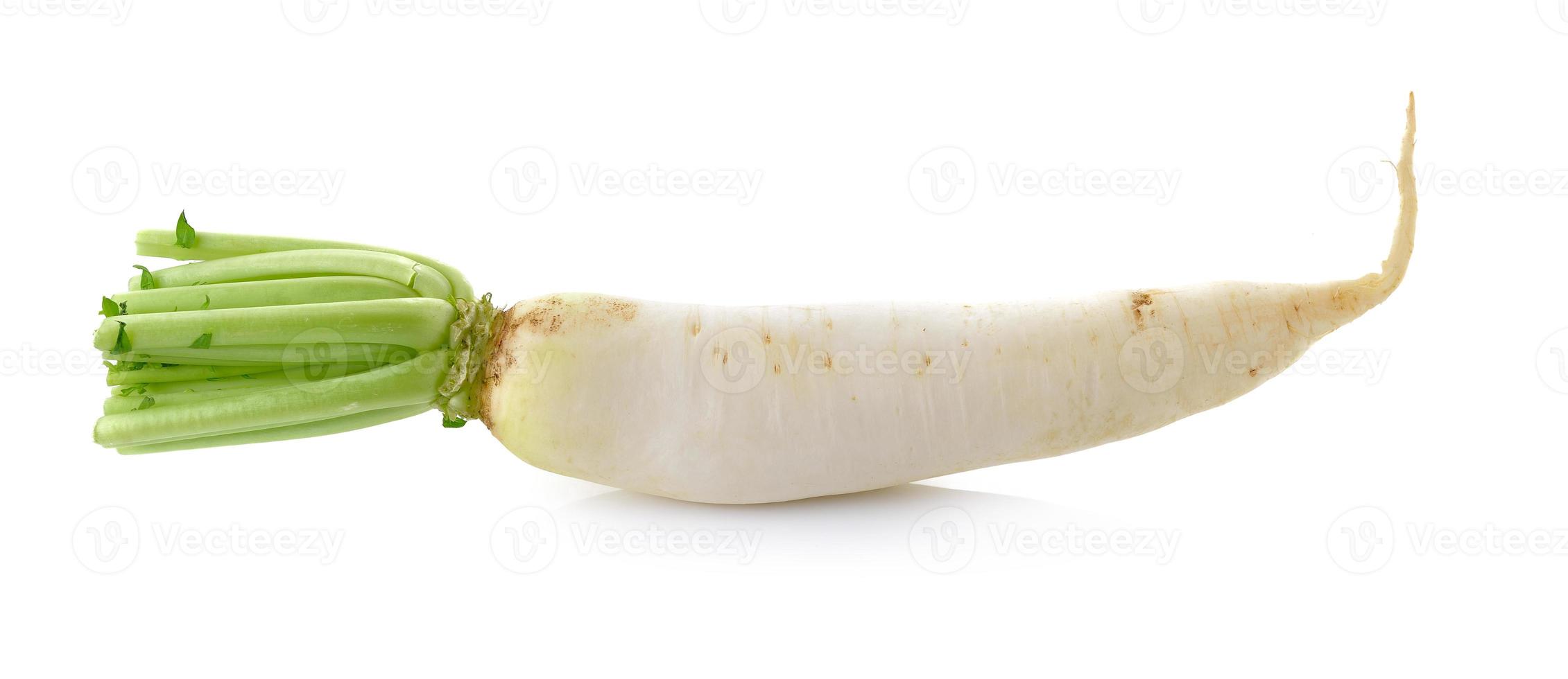 Daikon-Radieschen isoliert auf weißem Hintergrund foto