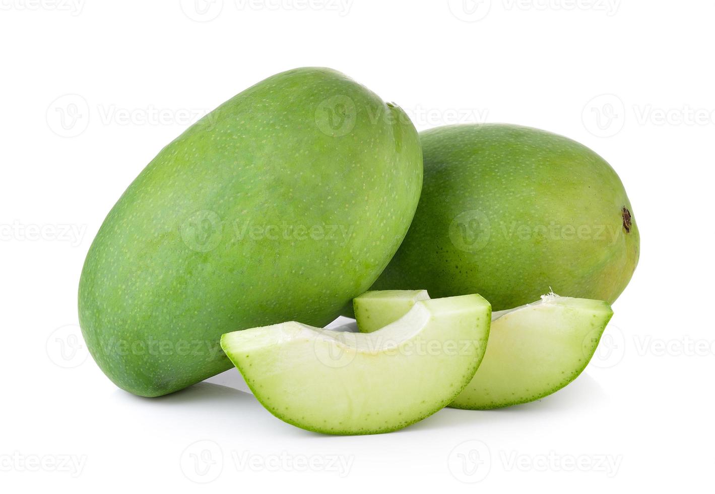 grüne Mango auf weißem Hintergrund foto