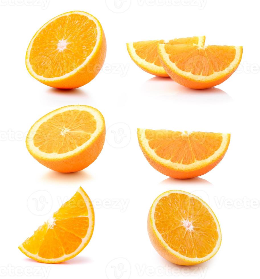 halbe Orangenfrucht auf weißem Hintergrund foto