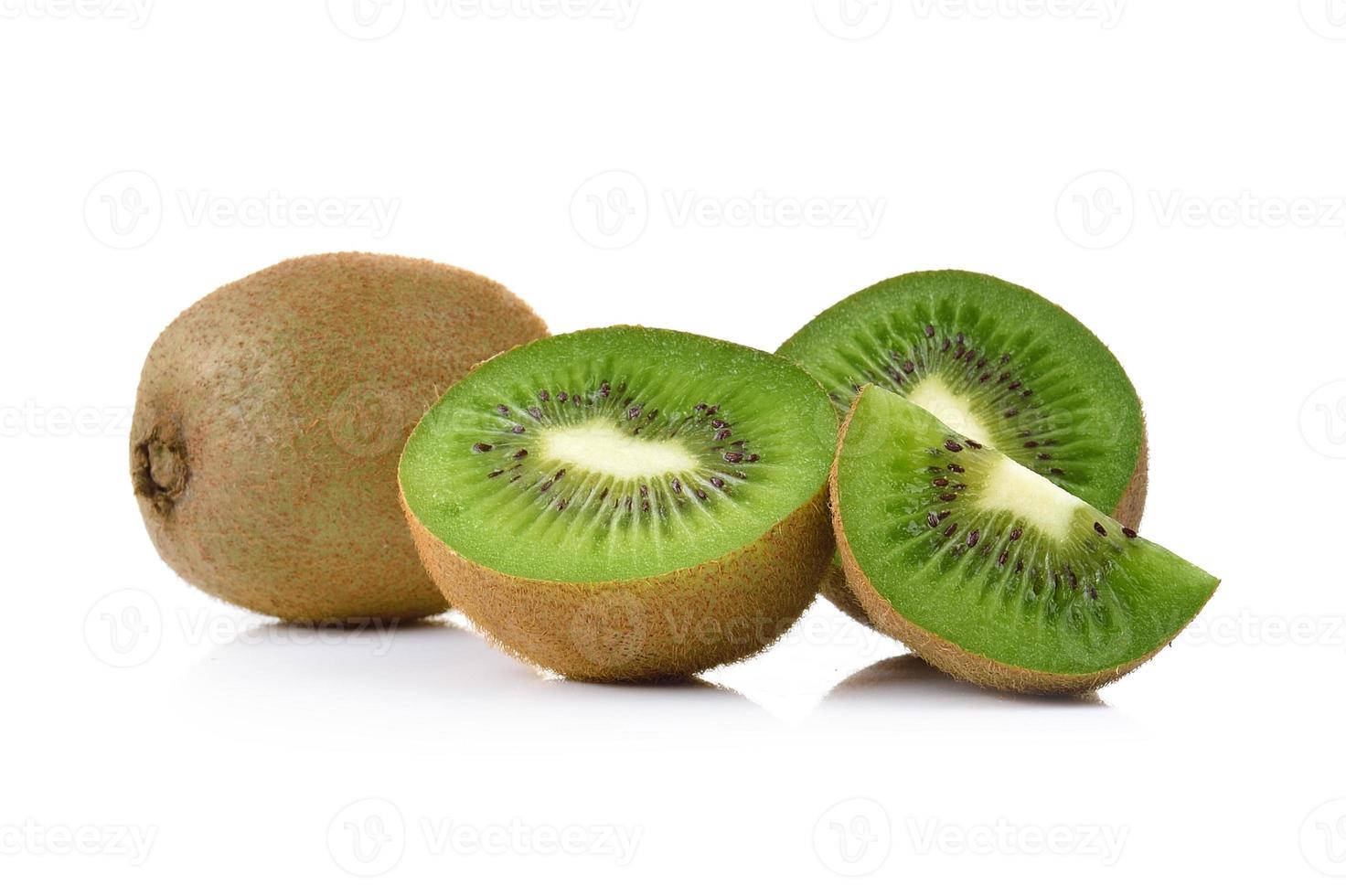 Kiwis auf weißem Hintergrund foto