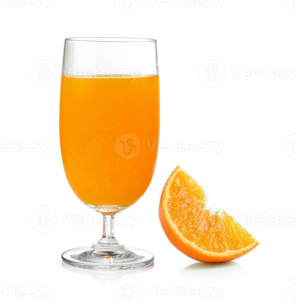 Orangensaft und Orange auf weißem Hintergrund foto