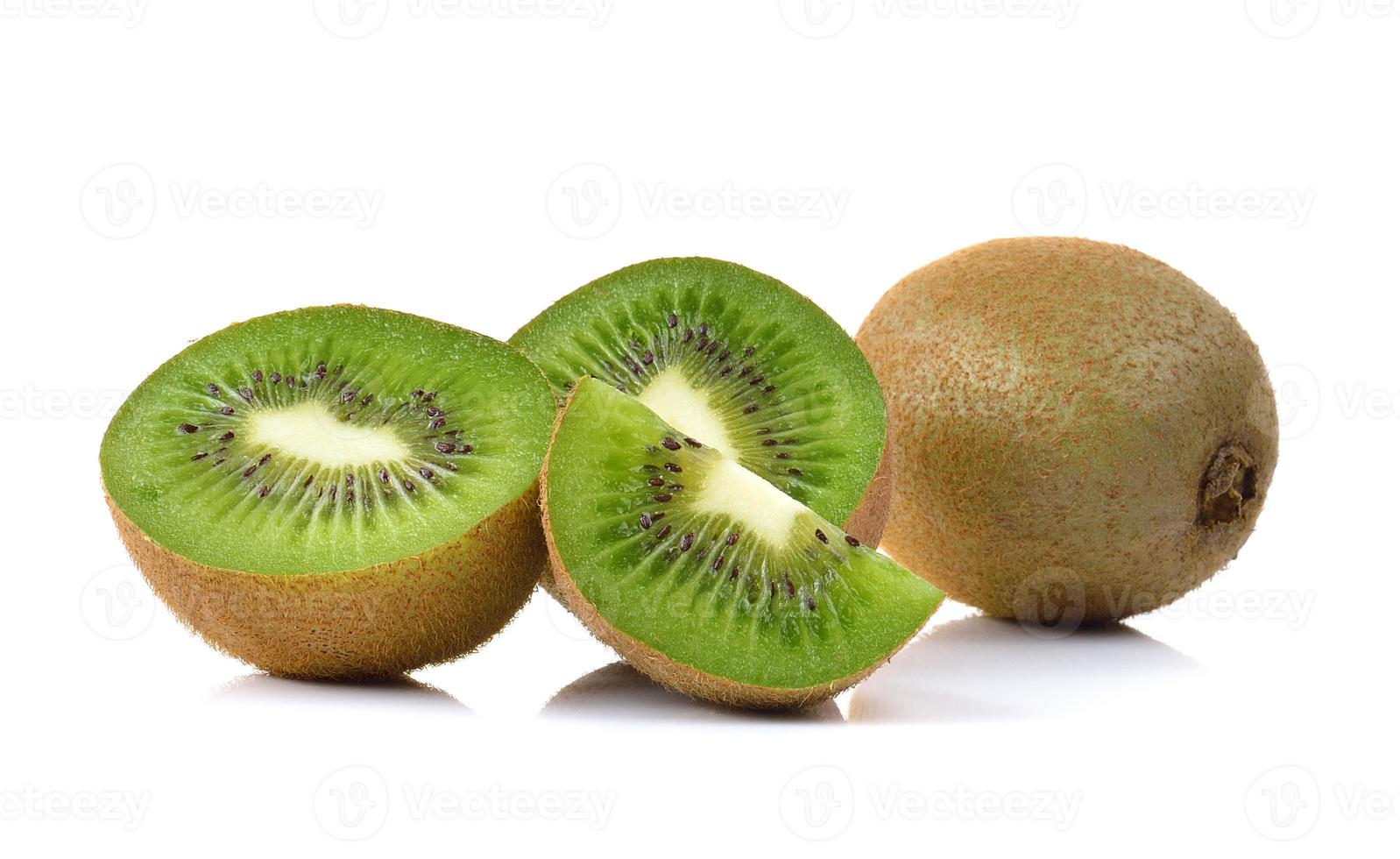 Kiwis auf weißem Hintergrund foto