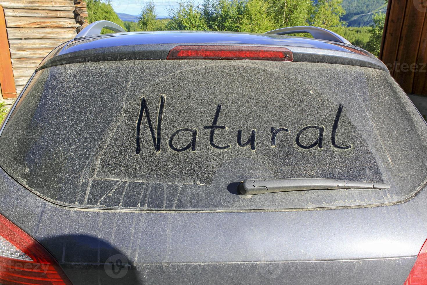 Worte Natur auf der staubigen, schmutzigen Windschutzscheibe eines Autos foto