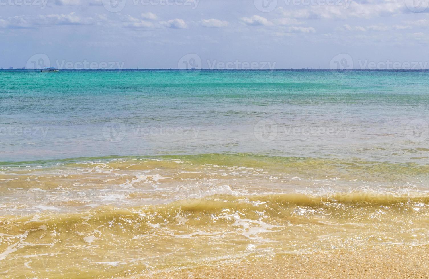 tropische mexikanische strandwellen türkises wasser playa del carmen mexiko. foto