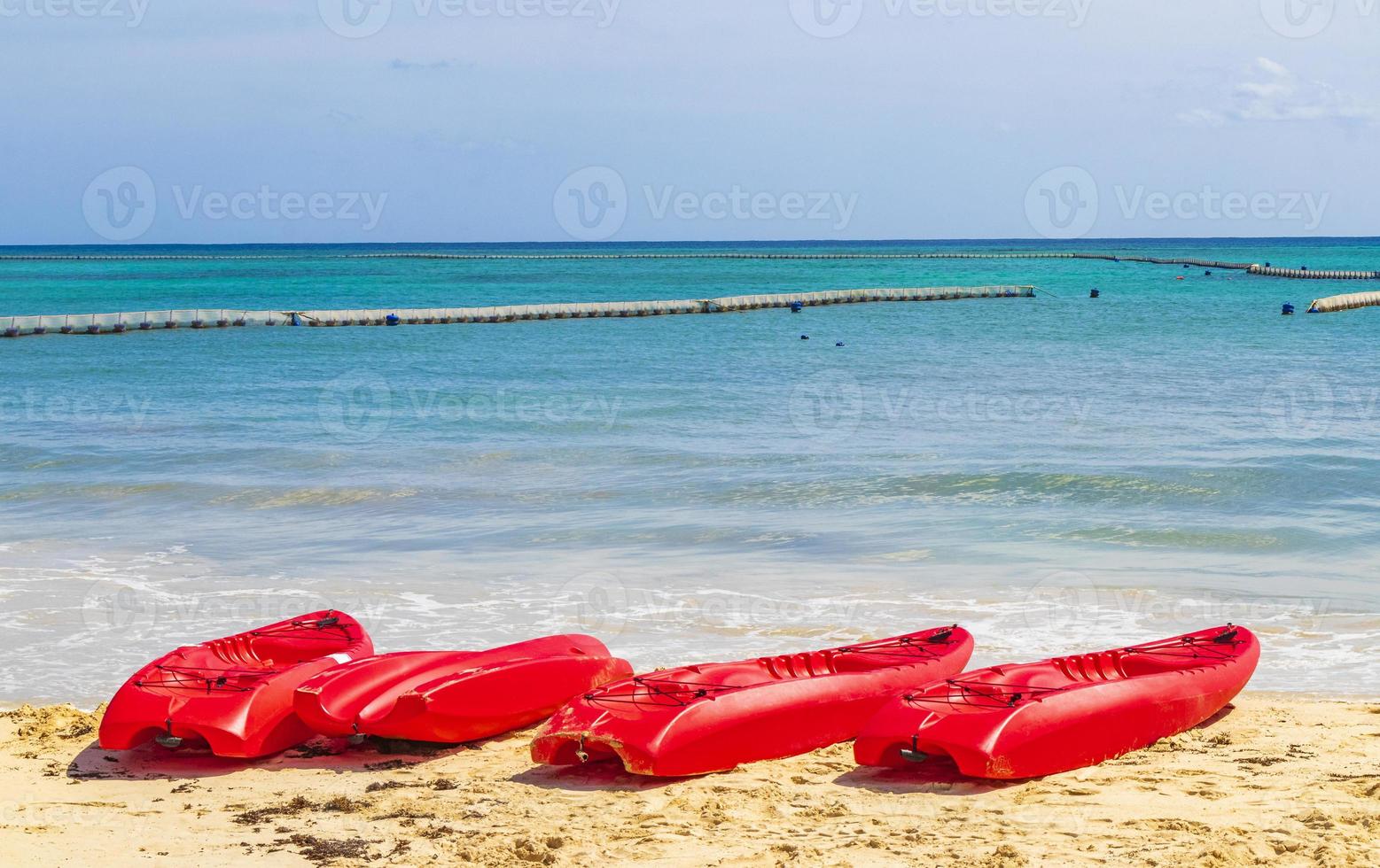 rote Kanus am tropischen Strandpanorama Playa del Carmen Mexiko. foto