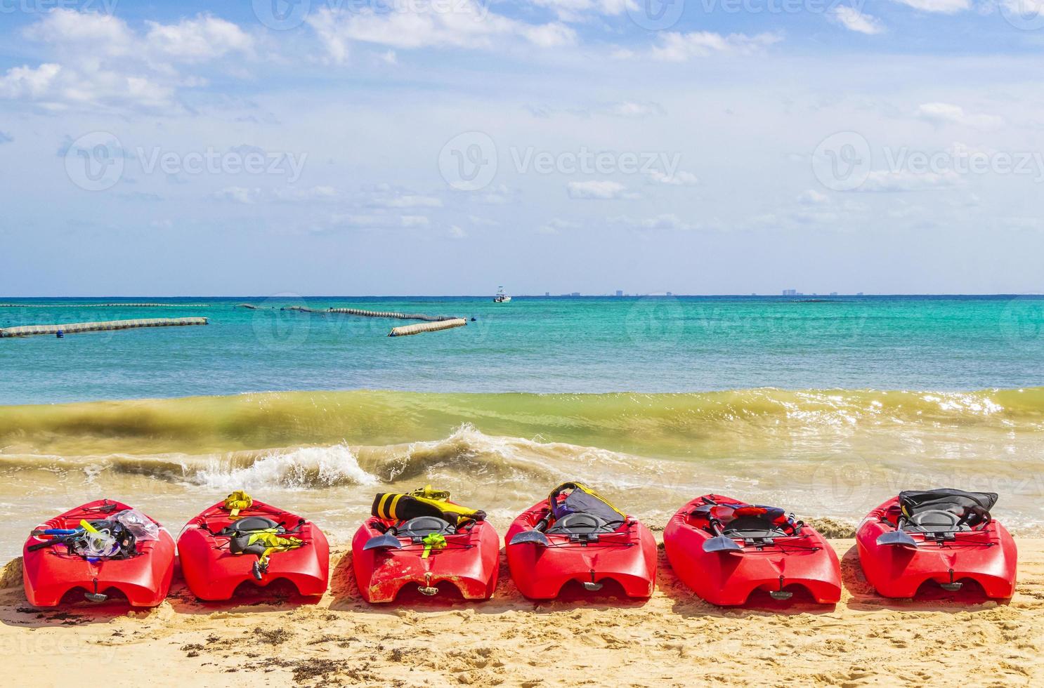 rote Kanus am tropischen Strandpanorama Playa del Carmen Mexiko. foto