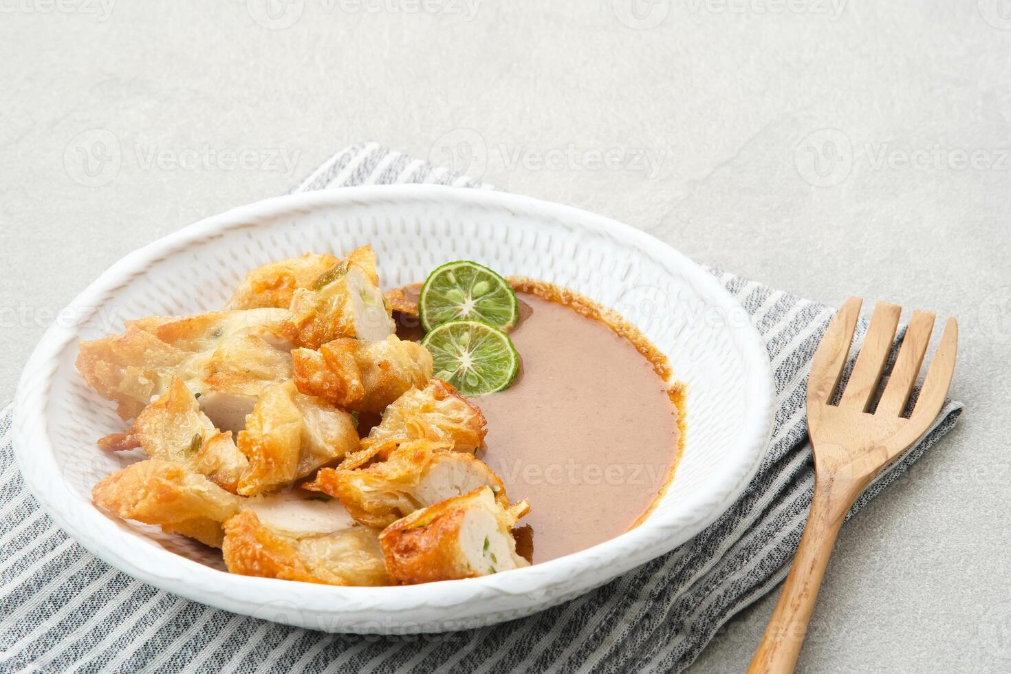 batagor, gemacht von Fisch oder Hähnchen Knödel, Tofu, Tapioka Mehl serviert mit Erdnuss Soße. indonesisch Essen foto