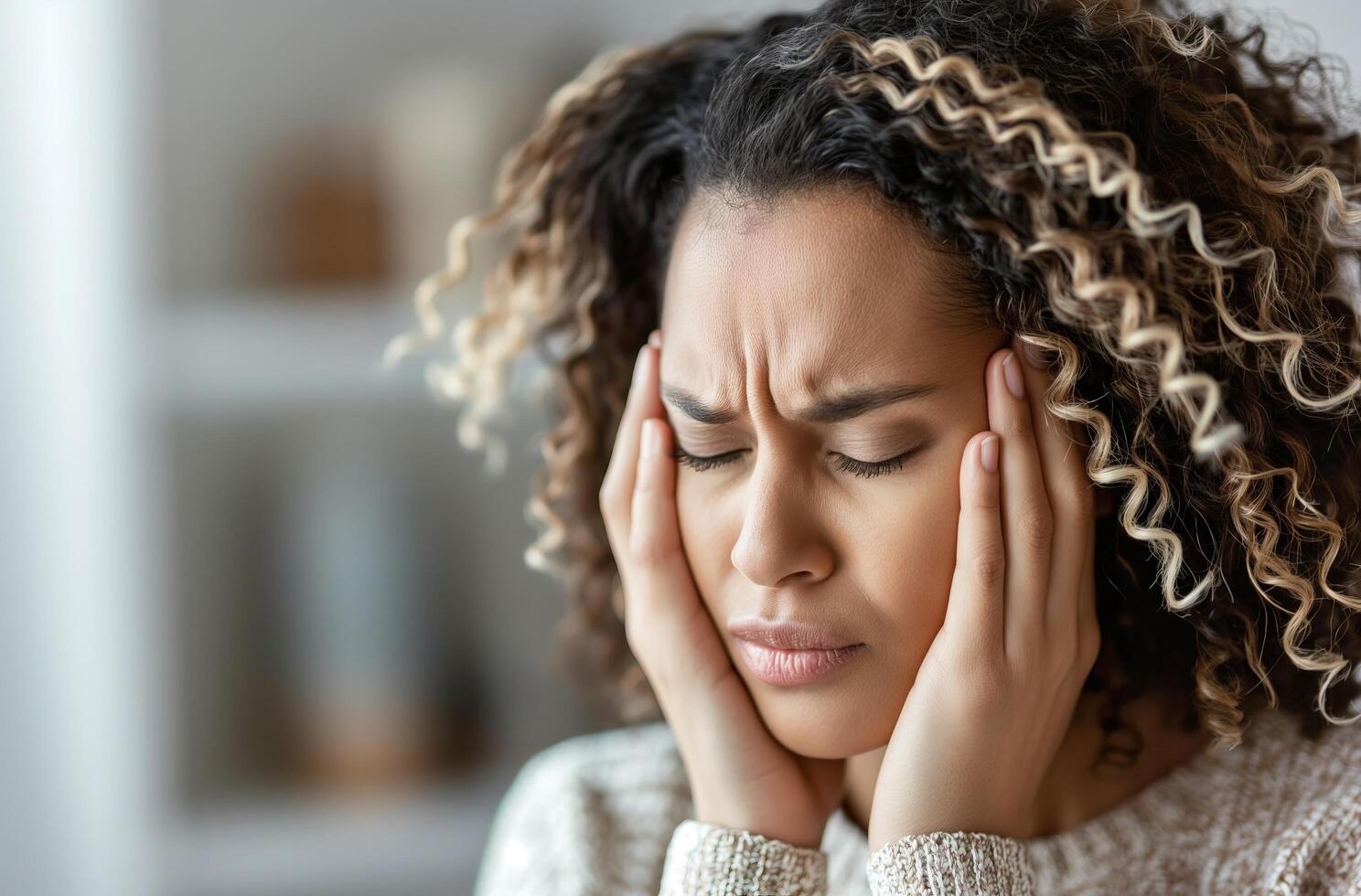 ai generiert Frau mit stark Kopfschmerzen foto