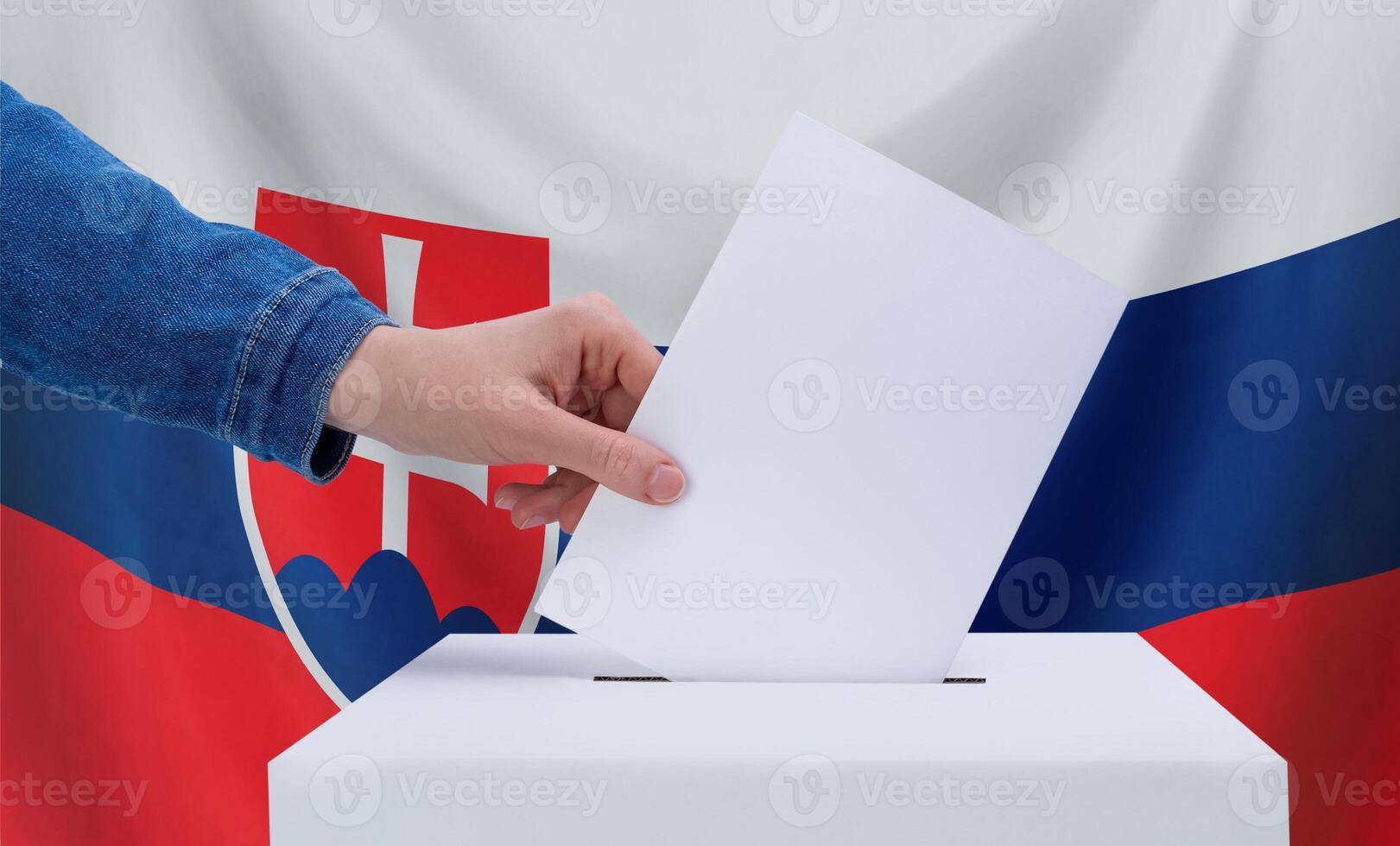 Wahlen, Slowakei. Wahl Konzept. ein Hand wirft ein Abstimmung in das Abstimmung Kasten. Slowakei Flagge auf Hintergrund. foto