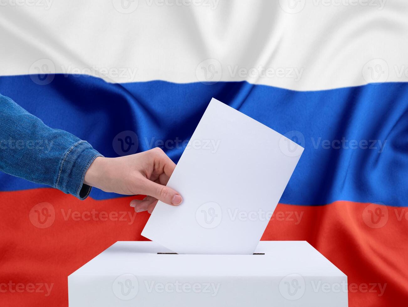 Wahlen, Russland. ein Mensch Hand wirft ein Abstimmung in das Abstimmung Kasten. das Flagge von Russland auf das Hintergrund. foto