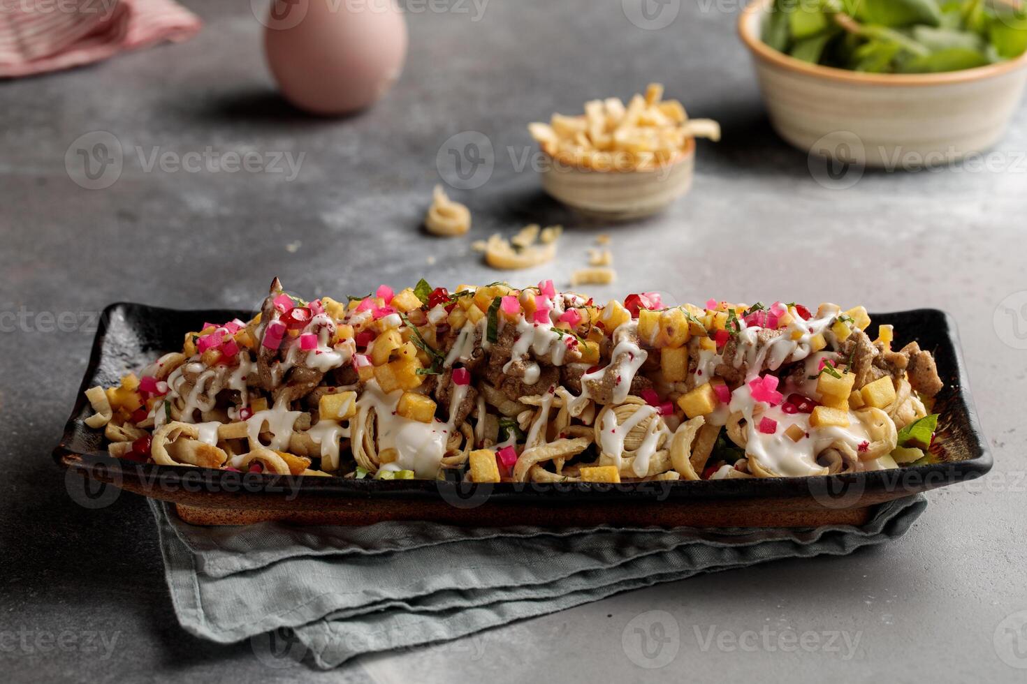 Hähnchen Döner Nachos serviert im Gericht isoliert auf Tabelle oben Aussicht von Arabisch Frühstück foto