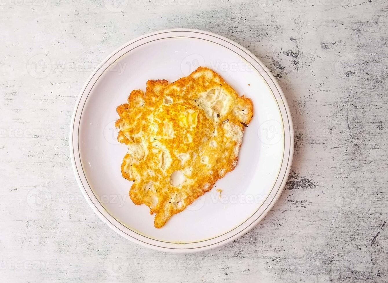 Hälfte braten Ei serviert im ein Teller isoliert auf Hintergrund oben Aussicht von indisch und pakistanisch desi Essen foto