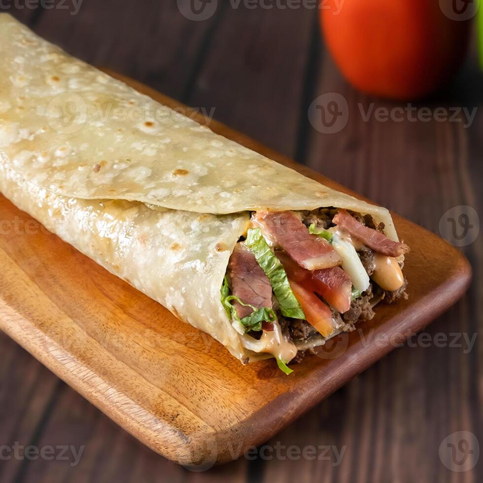 Rindfleisch Speck wickeln Paratha rollen serviert im hölzern Tafel Seite Aussicht von indisch Fast Food foto