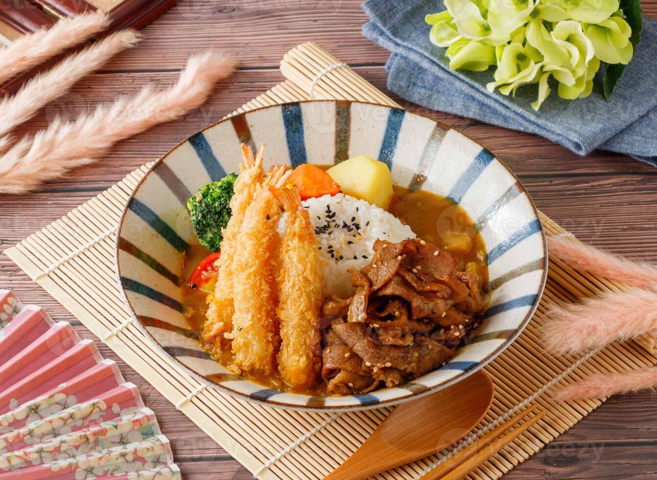 doppelt Schweinefleisch und Garnele Curry Reis serviert im Gericht isoliert auf Tabelle oben Aussicht von Taiwan Essen foto