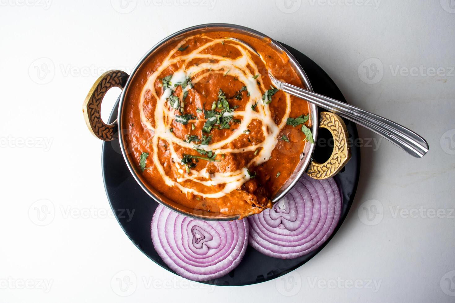 Butter Hähnchen Karahi oder Hähnchen makhni mit Zwiebel und Chili serviert im ein Gericht isoliert auf grau Hintergrund oben Aussicht von Bangladesch Essen foto