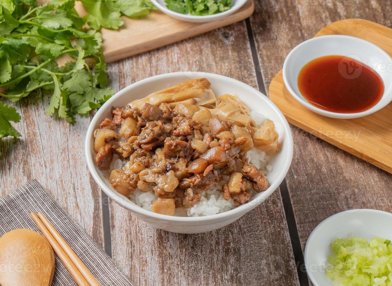 Schweinefleisch Reis mit Chili Soße, Nudeln, Löffel und Essstäbchen serviert im Gericht isoliert auf Serviette oben Aussicht von Hong kong Essen foto