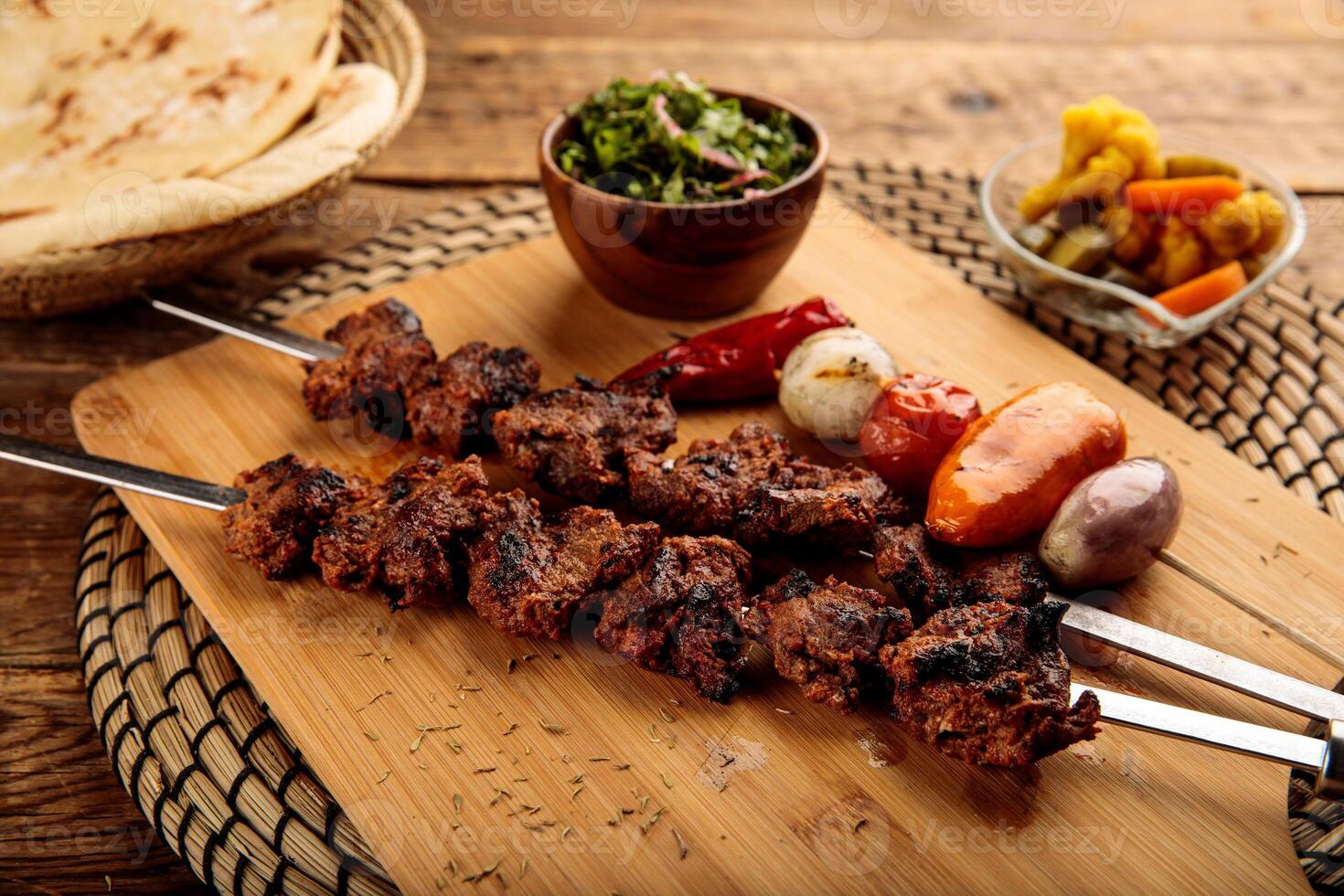 Schaschlik Kebab oder Rindfleisch suche boti serviert im ein hölzern Schneiden Tafel isoliert auf hölzern Hintergrund Seite Aussicht foto