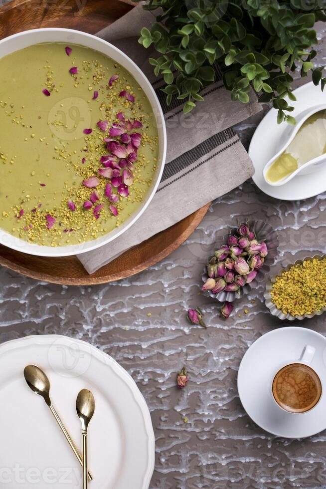 Pistazie Schachkuchen oder Pistazie Käsekuchen serviert im ein Gericht isoliert n hölzern Tabelle oben Aussicht foto