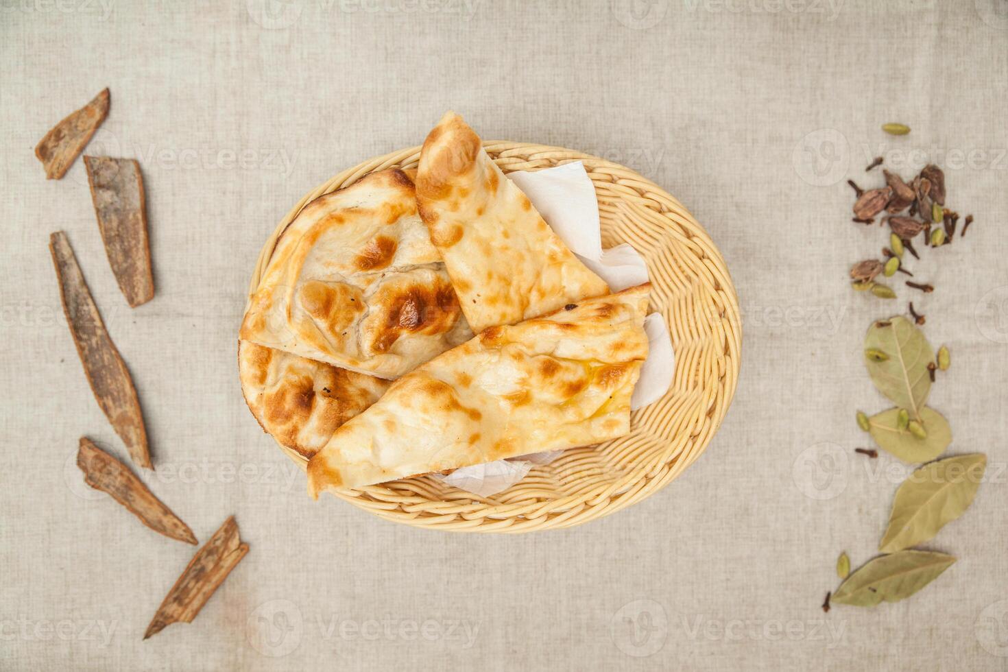 Knoblauch Käse Naan Brot serviert im ein Korb mit Serviette isoliert auf Tabelle oben Aussicht von indisch Gewürze Essen foto