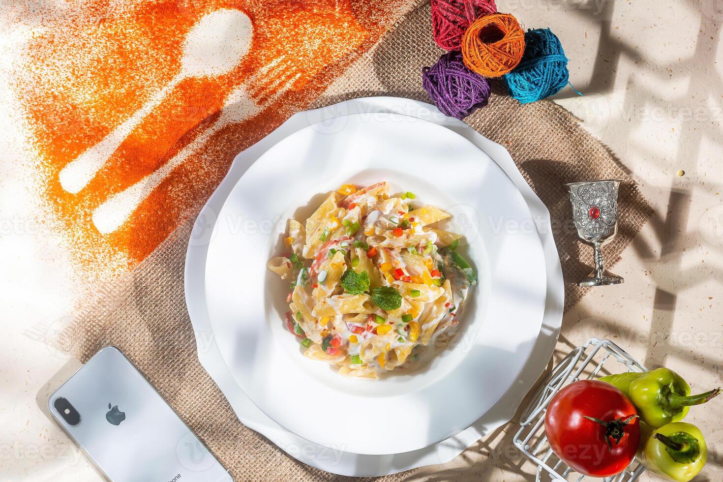 bräunen gekocht Grün Pasta mit Tomate ein Teller isoliert auf Hintergrund oben Aussicht von Italienisch schnell Essen foto