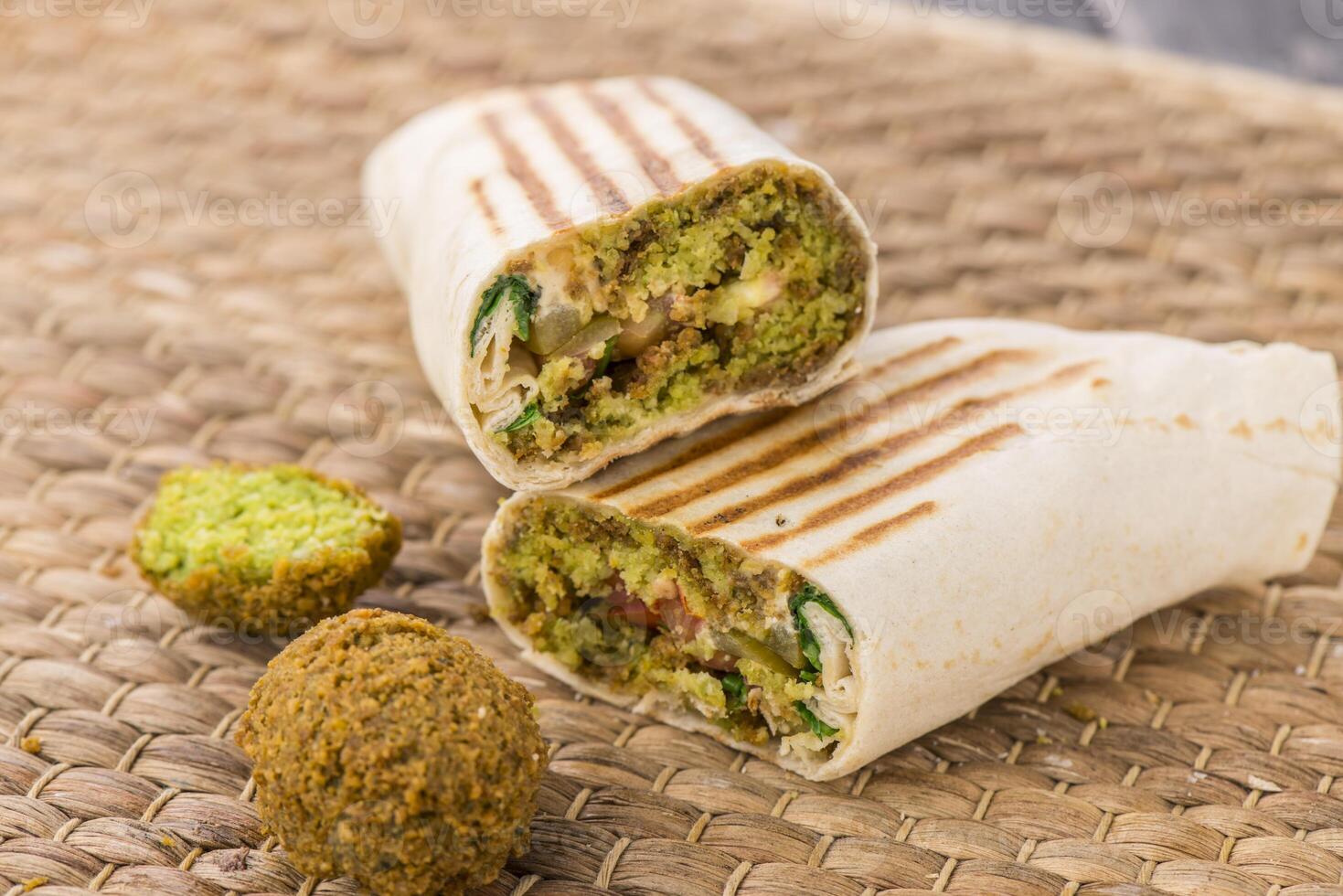 Tortilla Falafel Döner Wraps serviert im Gericht isoliert auf Tabelle Seite Aussicht von Arabisch Essen foto