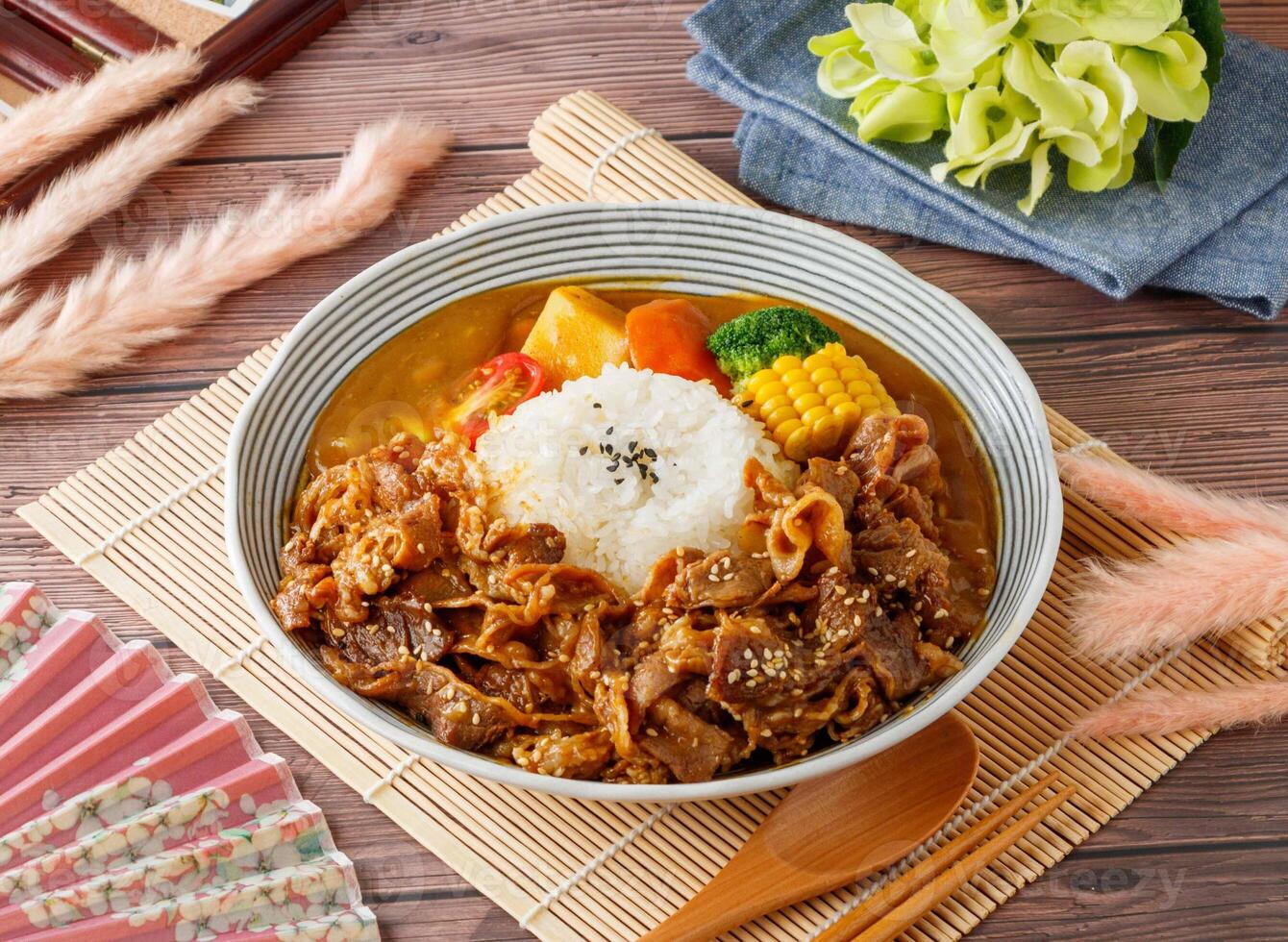 doppelt Rindfleisch und Schwein Curry Reis serviert im Gericht isoliert auf Tabelle oben Aussicht von Taiwan Essen foto
