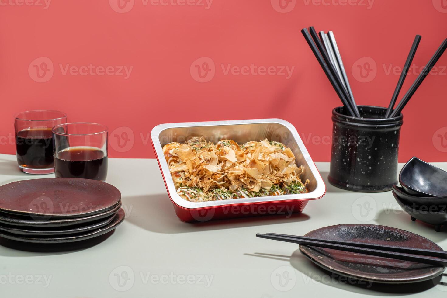 Takoyaki Essen Tablett mit Getränke und Essstäbchen isoliert auf grau Hintergrund Seite Aussicht foto